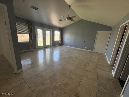 Empty room, Interior