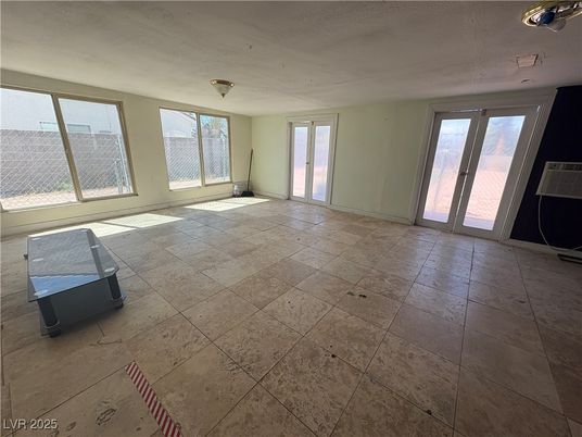 Empty room, Interior