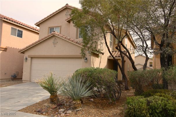 Attached, Exterior, Facade, Mediterranean