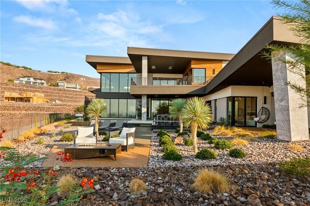 Backyard, Exterior, Facade, Modern