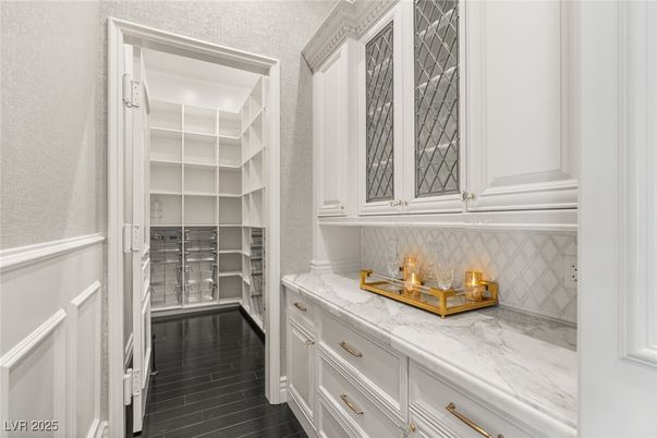 Interior, Walk-in Closets, Wood Texture Flooring