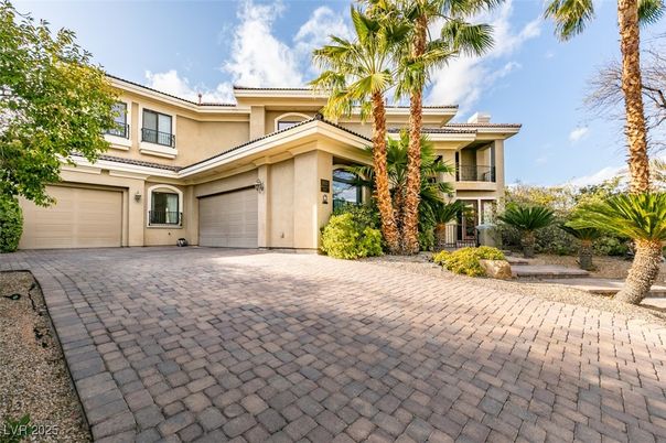 Attached, Exterior, Facade, Mediterranean