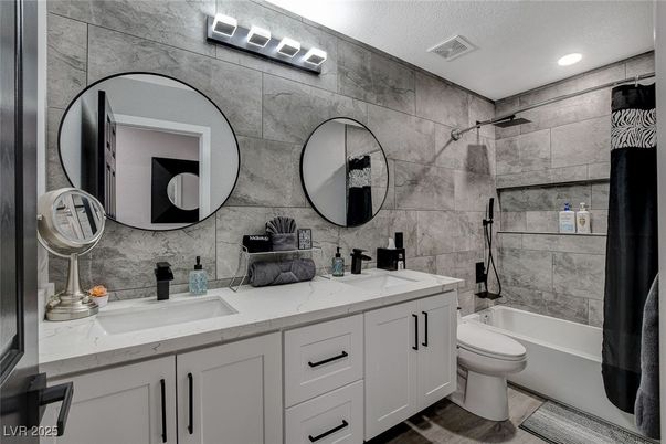 Bathroom, Dual Sink Vanities, Interior, Recessed Lighting