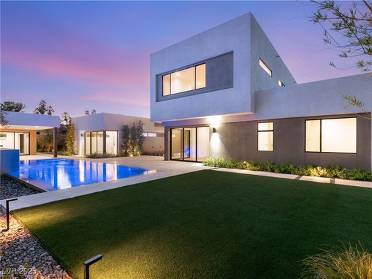 Backyard, Exterior, Facade, Pool, Modern