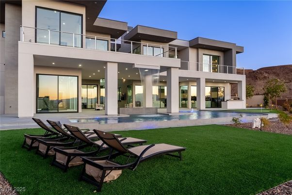 Backyard, Exterior, Facade, Pool, Modern