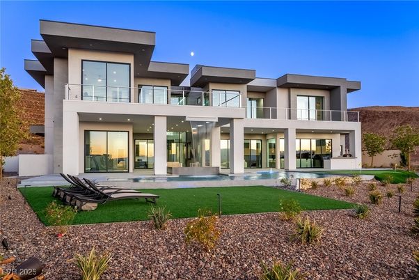 Backyard, Exterior, Facade, Modern