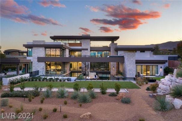 Backyard, Exterior, Facade, Modern