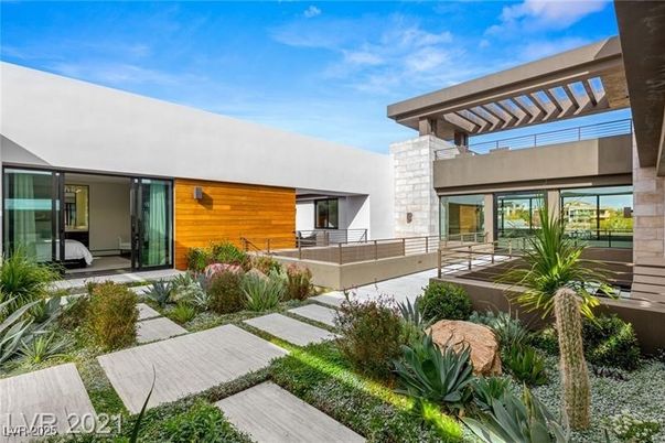 Exterior, Facade, Modern