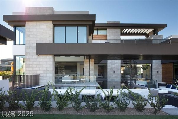Exterior, Facade, Modern