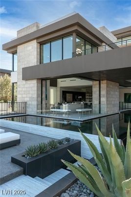 Exterior, Facade, Pool, Modern
