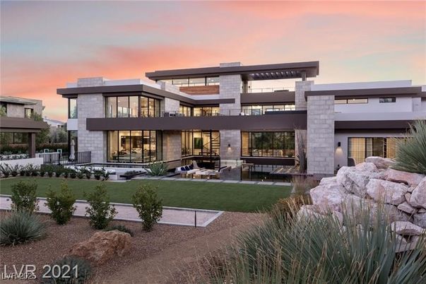 Backyard, Exterior, Facade, Modern