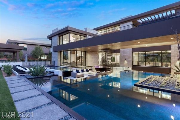 Backyard, Exterior, Facade, Pool, Modern
