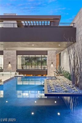 Exterior, Facade, Pool, Modern