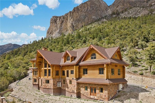 Exterior, Facade, Log Home