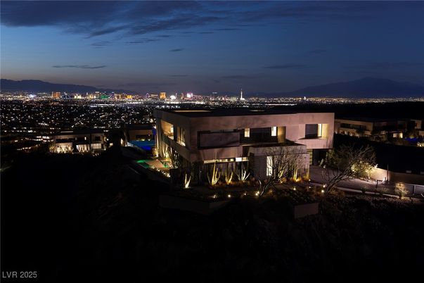 Exterior, Facade, Modern