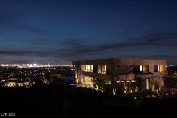 Backyard, Exterior, Facade, Modern