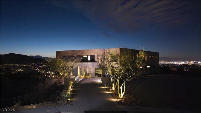 Exterior, Facade, Modern