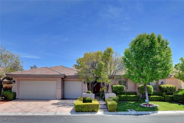 Attached, Exterior, Facade, Ranch