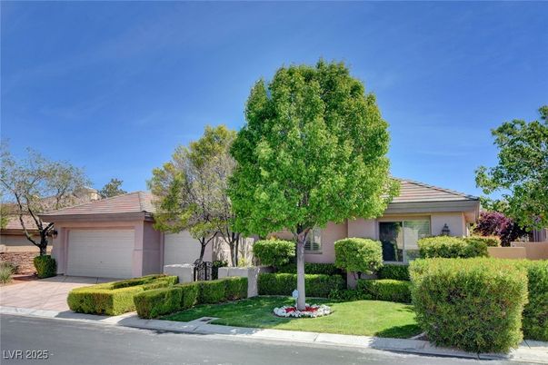 Attached, Exterior, Facade, Ranch