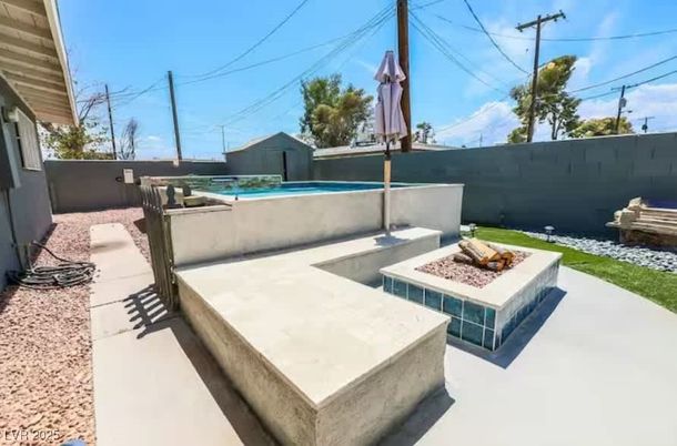Exterior, Pool
