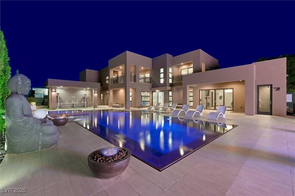 Exterior, Facade, Pool, Modern