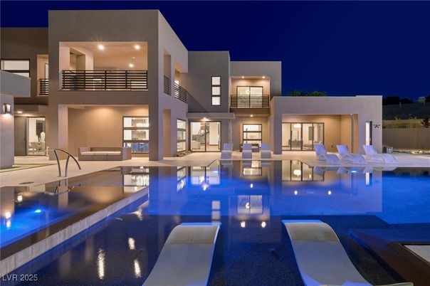 Exterior, Facade, Pool, Modern