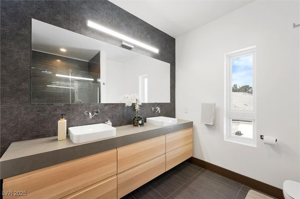 Bathroom, Dual Sink Vanities, Interior, Recessed Lighting