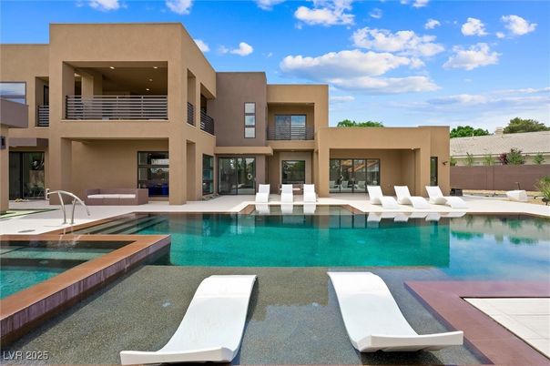 Exterior, Facade, Pool, Modern