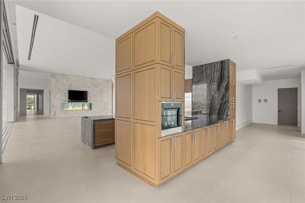 Fireplace, Interior, Kitchen, Recessed Lighting
