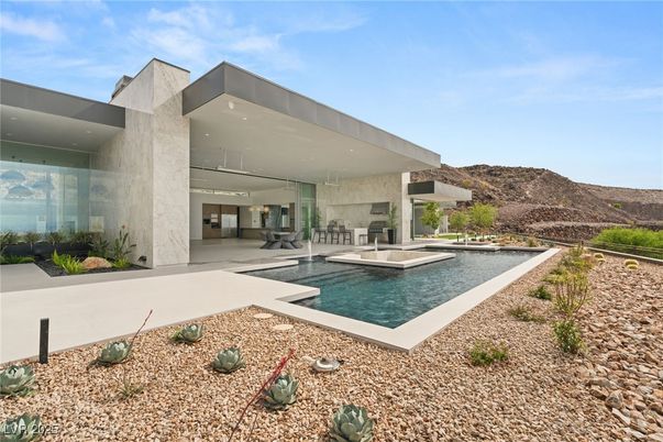 Exterior, Facade, Pool, Modern