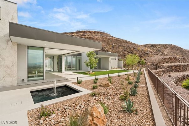 Backyard, Exterior, Facade, Pool, Modern