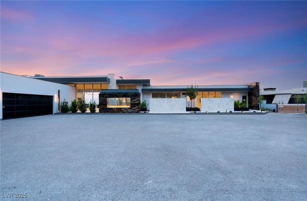 Attached, Backyard, Exterior, Facade, Modern