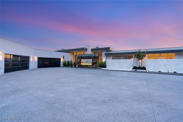 Attached, Backyard, Exterior, Facade, Modern