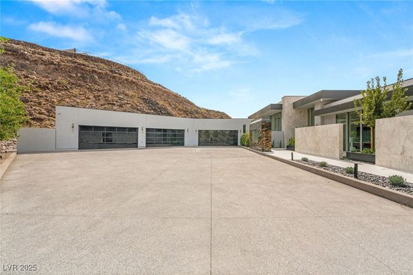 Attached, Backyard, Exterior, Facade, Modern