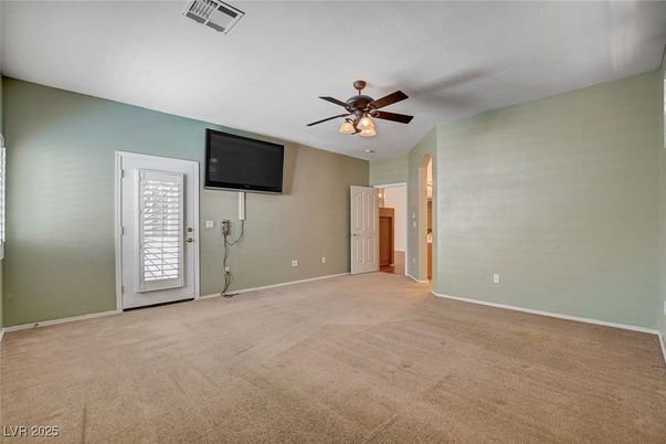 Empty room, Interior
