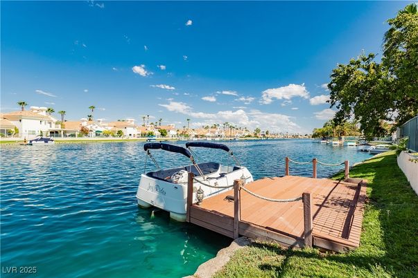 Exterior, Lake