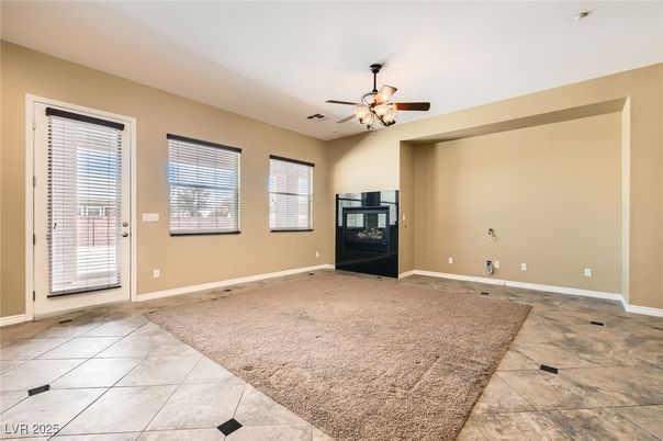 Empty room, Interior