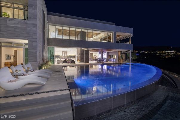 Exterior, Facade, Pool, Modern