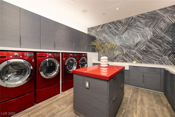 Interior, Recessed Lighting, Washer, Wood Texture Flooring