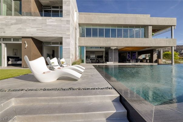 Exterior, Facade, Pool, Modern