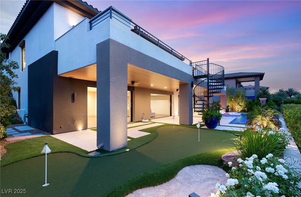 Backyard, Exterior, Facade, Modern