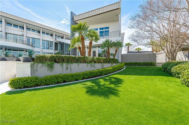 Backyard, Exterior, Facade, Modern