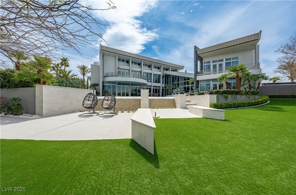 Backyard, Exterior, Facade, Modern