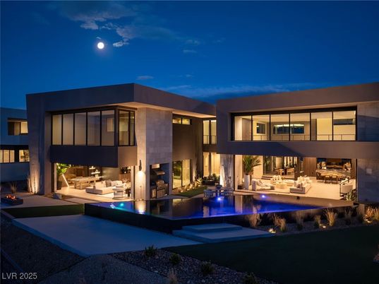 Exterior, Facade, Pool, Modern