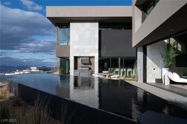 Exterior, Facade, Modern