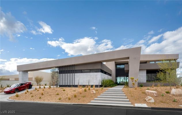 Exterior, Facade, Modern