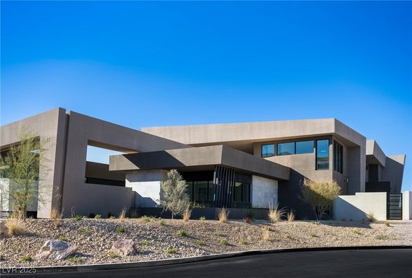 Exterior, Facade, Modern