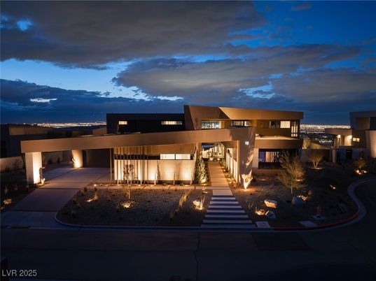 Exterior, Facade, Modern