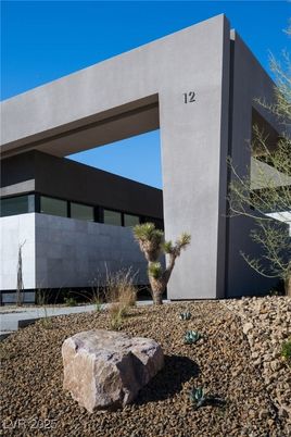Exterior, Facade, Modern