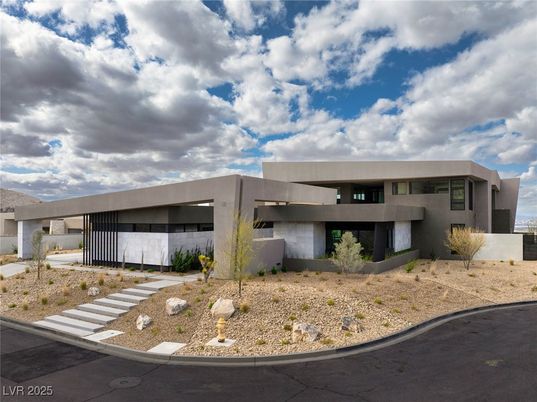 Exterior, Facade, Modern